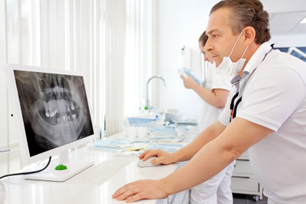 Zahnarzt bei Röntgenuntersuchung